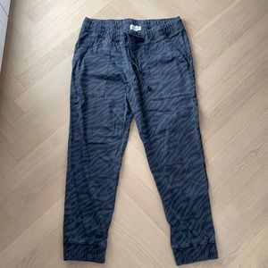 BELLA DAHL ANIMAL PRINT JOGGER PANTS